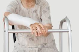 Как избежать падений и травм у пожилых людей