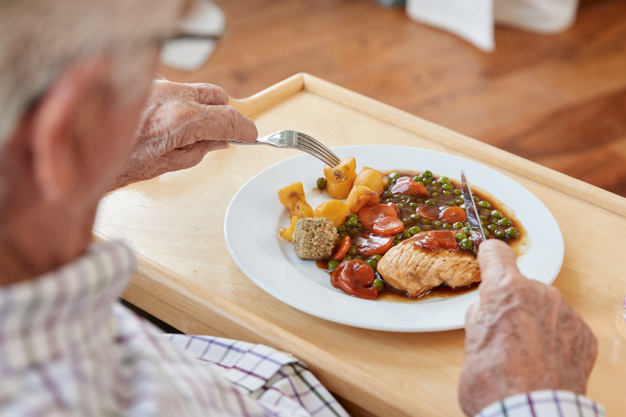 Диета и питание для пожилых людей: как правильно питаться для поддержания здоровья и энергии